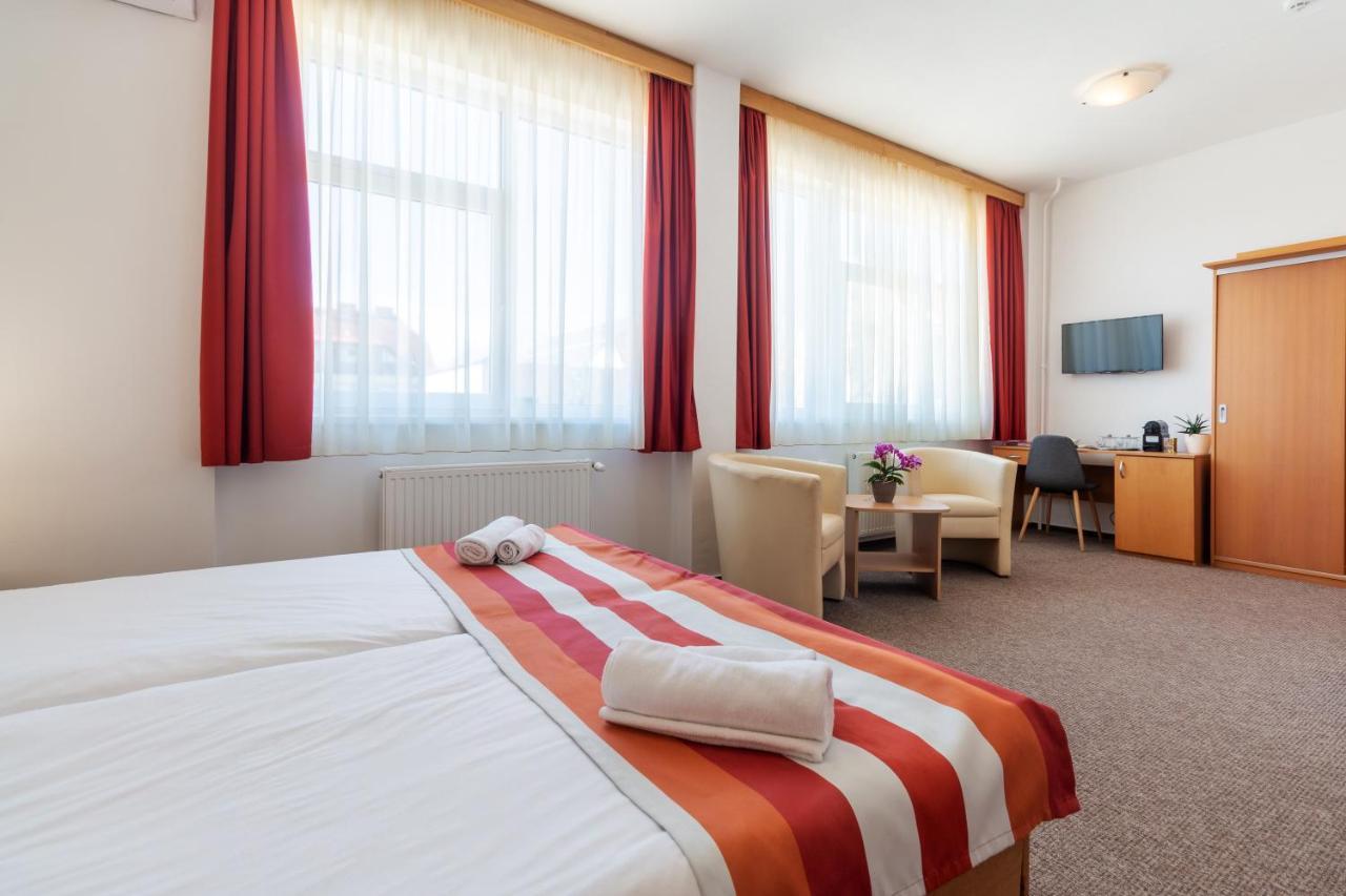 Fordan Hotel Pécs Exterior foto