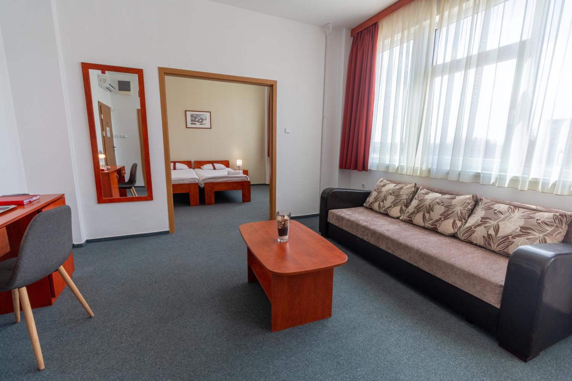 Fordan Hotel Pécs Exterior foto