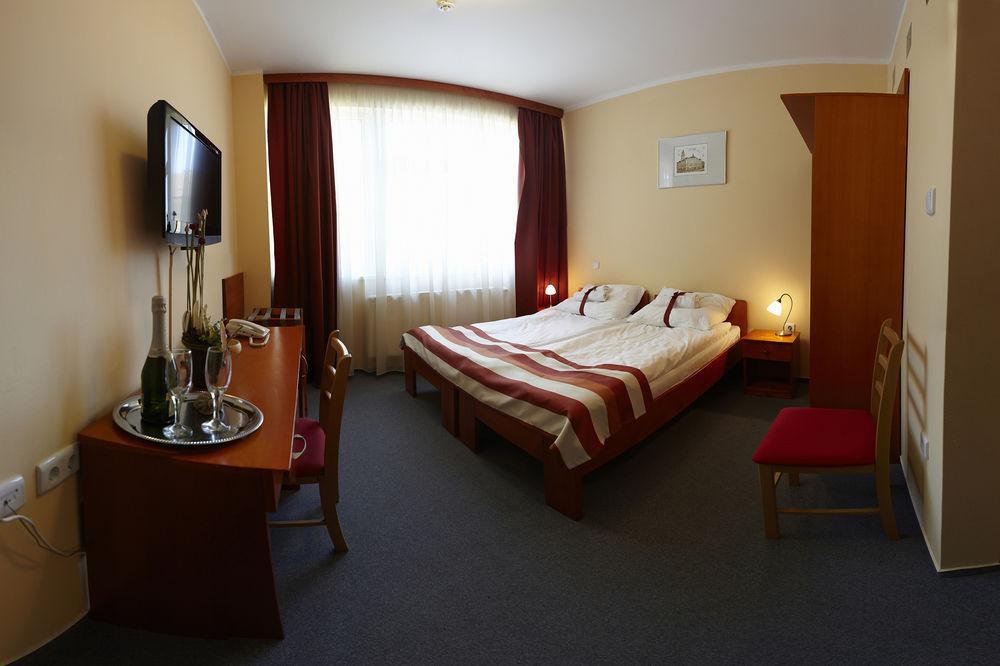 Fordan Hotel Pécs Exterior foto