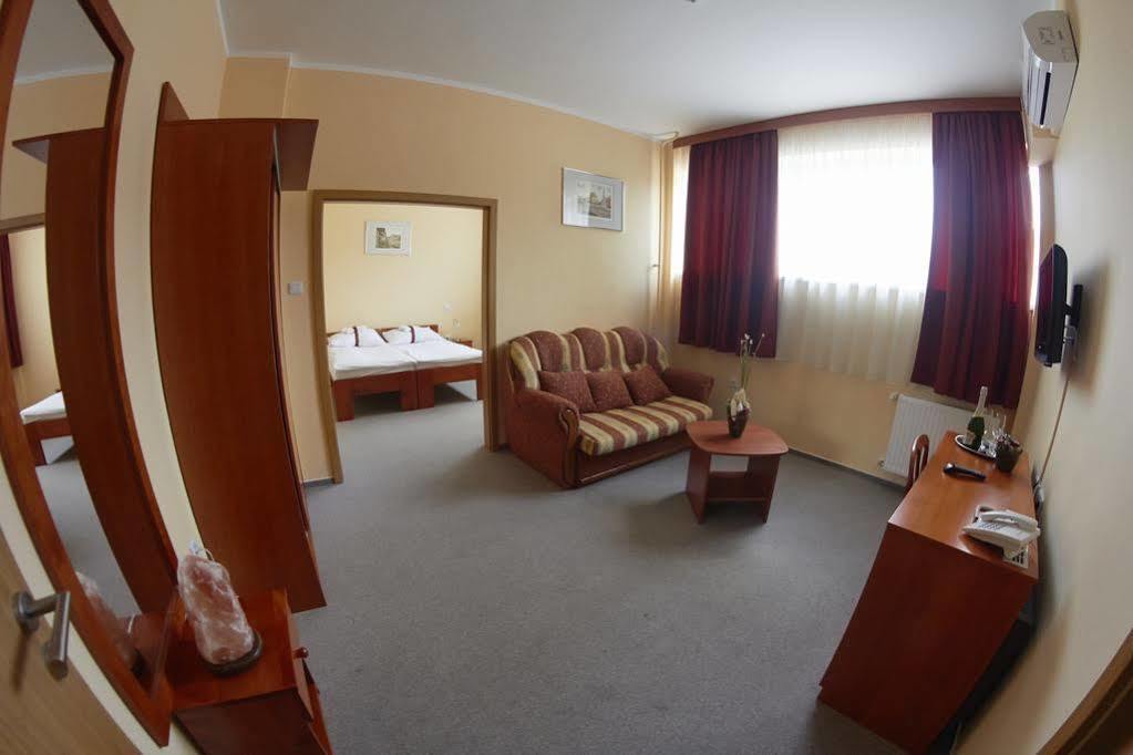 Fordan Hotel Pécs Exterior foto