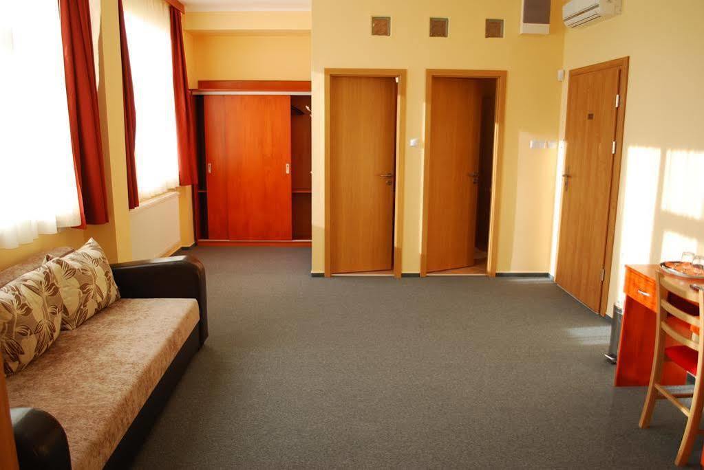 Fordan Hotel Pécs Exterior foto